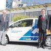 Ein neues Auto für den Sozialdienst erhielt der Kreisverband Dillingen des Roten Kreuzes von der Raiffeisen-Volksbank Dillingen. Im Bild bei der Übergabe (von links): Vorstand Rainer Hönl, Kreisvorsitzender Walter Schneider, Vorstand Alexander Jall und Kreisgeschäftsführer Stephan Härpfer. 