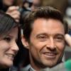 Ein Fan fotografiert sich und Schauspieler Hugh Jackman in Berlin vor der Premiere des Films «Prisoners».