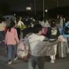 Dieses Videostandbild zeigt Menschen mit Koffern und Taschen, die nach einem Corona-Lockdown das Werksgelände des Apple-Zulieferers Foxconn in Zhengzhou verlassen. 