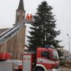 Die großen Weihnachtsbäume in Königsbrunn erhielten am Montag ihre Lichterketten.