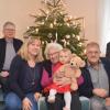 Familie Osterlehner, im Bild von links: Anita und Bernhard Osterlehner, Sabine Ingeduld, Theresia Osterlehner und Amelie Ungeduld, Gerhard Endele, Bürgermeister Jürgen Kopriva und Gabi Osterlehner. 