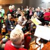 Der Kirchenchor Nersingen feiert 65-jähriges Bestehen. Hier ist er bei 
der Probe zusammen mit Streichern aus dem Orchester der Neu-Ulmer 
Petrusgemeinde.