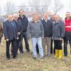 Die Exkursionsteilnehmer an den Rückhaltebereichen am Möhrenbach. Mit auf dem Bild sind Nachbarschaftsberater Thomas Beck (rechts) und Bürgermeister Johann Bernreuther (Dritter von links).  