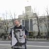 Ein Aktivist steht mit einem Plakat des russischen Aktivisten Alexej Nawalny vor der russichen Botschaft in Berlin. Nach Angaben der Justiz in seiner sibirischen Strafkolonie ist Nawalny am Freitag im Alter von 47 Jahren gestorben. 