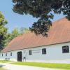 Lange diente der Schafstall des Volkskundemuseums in Oberschönenfeld als Unterkunft für eine Ausstellung zur Mechanisierung der Landwirtschaft. Nun bekommt das wuchtige Gebäude ein neues Gesicht. Ende September sollen die Renovierungsarbeiten beginnen. 