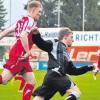 Das Bild täuscht: Der TSV Aindling (rechts Daniel Söllner) rutschte gegen Spitzenreiter TSV 1860 Rosenheim nicht aus und holte einen Punkt. 