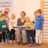 Monika Prankl liest hier mit (von links) Tobias, Martin, Paulina, Felix, Sebastian und Leonardo im Kindergarten Gänseblümchen in Wertingen aus ihrem neuen Kinderbuch „Drachenmut tut jedem gut!“.