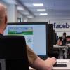 Im Löschungszentrum von Facebook werden gemeldete Postings überprüft. Wenn die Plattform Hassbotschaften nicht löscht, drohen hohe Strafen. 	