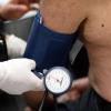 Blutdruckmessung beim Arzt: In Deutschland hat fast jeder dritte Erwachsene Bluthochdruck.