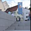 Eröffnung der Geopark-Infostelle an der Donauwörther Straße in Harburg. Zur Treppe führen große Stufen hinab. Das Projekt kostete rund 300000 Euro. Der Festakt fand aus Platzgründen auf  der steinernen Wörnitzbrücke statt.