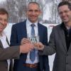 Ein Prosit auf das positive Miteinander der Türkheimer Vereine: Beim gestrigen Neujahrsempfang stießen (von links) Rudolf Wiedemann (Präsident Golfclub), Bürgermeister Christin Kähler und Spielführer Rainer Görg miteinander an. 