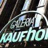 Das Logo von Galeria Kaufhof hängt an einer Filiale in Düsseldorf.