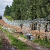 Polnische Soldaten errichten einen Stacheldrahtzaun Grenze zu Belarus.
