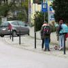 Fünf Poller sind jetzt an der Hauptstraße in Rehling im Bereich des Bankgebäudes installiert, um die Fußgänger dort zu schützen.