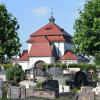 Der Höchstädter Stadtrat hat eine neue Satzung für die Friedhofsgebühren beschlossen. Künftig werden alle Kosten auf Stadt und die Stadtteile einheitlich umgelegt. Das bedeutet im ersten Moment eine deutliche Erhöhung. Das Foto zeigt den Höchstädter Friedhof.  	