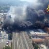 Feuer und dichte Rauchwolken sind zu sehen, nachdem auf der Autobahn nahe des Flughafens ein Tanklaster explodiert ist.