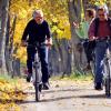 Bei der Entwicklung eines Nationalparks spielt auch der Tourismus eine wichtige Rolle. Im Bayerischen Wald etwa gibt es neben einem ausgedehnten Wanderwegenetz auch 200 Kilometer ausgewiesene Radwege für jeden Geschmack. Mitten durch die Donau-Auen führt der Donauradweg auf seinem Weg von der Quelle zur Mündung.