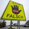 "Stop falsch": Wer bemerkt, dass er als Geisterfahrer unterwegs ist, sollte sein Auto sofort am Seitenrand abstellen - und dabei nicht noch einmal die Fahrbahn queren.