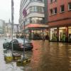 Eine Straße in Wuppertal ist nach heftigem Regen überflutet. Heftige Unwetter mit starken Regenfällen sind am Dienstagnachmittag über Nordrhein-Westfalen gezogen.