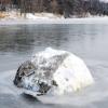 Eine dicke Kugel aus Schnee liegt derzeit am Rand des Penzinger Baggersees. Eine dünne Schicht aus Eis umschließt ihn. An Eislaufen ist dort nicht zu denken. 