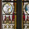 In den Glasfenstern in der Pfarrkirche Ottmaring sind die Attribute der Evangelisten dargestellt. Der Stier (links) steht für Lukas, der Adler für Johannes.