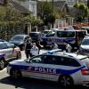 Polizisten sperren eine Straße in der Nähe einer Polizeistation in Rambouillet, nachdem eine Mitarbeiterin dort getötet worden ist.