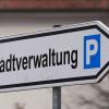 Ein Schild weist den Weg zum Parkplatz der Stadtverwaltung.