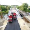 Der Neubau der Donaubrücke unweit des Günzburger Bahnhofes steht kurz vor der Vollendung. Am Montag, 30. Mai, findet dort die feierliche Verkehrsfreigabe statt. Dann kann der Verkehr auf der Bundesstraße 16 von und in Richtung Norden (Kreis Dillingen) wieder ungehindert fließen. Unser Bild zeigt die aktuellen Arbeiten, wie die Fahrbahndeckschicht eingebaut wird. 