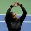 Serena Williams formt nacht dem Spiel ihre Hände zu einem Herz. Sie unterlag im Spiel gegen die Australierin Tomljanovic.