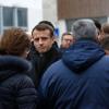 Der französische Präsident Emmanuel Macron und seine Ehefrau Brigitte Macron sprechen vor dem früheren Redaktionsgebäude von "Charlie Hebdo" mit den Angehörigen der Opfer.