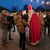 Auch der Nikolaus besucht den Affinger Weihnachtsmarkt im Schlosshof.