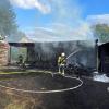 In Weißenhorn ist am Donnerstagabend ein Carport samt Unterstand in Brand geraten. Die Feuerwehren konnten ein Übergreifen des Feuers auf angrenzende Wohnhäuser verhindern. 