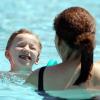 Immer mehr Eltern wollen, dass ihr Kind schon früh das Schwimmen erlernt. Das ist gut so, denn Kinder lernen die richtige Bewegung im Wasser viel schneller als Erwachsene. Die Kurse sind jedoch bis weit ins nächste Jahr hinaus ausgebucht. Doch auch in vielen Schulen im Landkreis lernen Kinder schwimmen. 