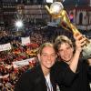 In Frankfurt ließen sich nach dem WM-Gewinn Nia Künzer und Bettina Wiegmann feiern.