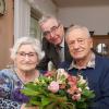 OB Gerold Noerenberg (Mitte) gratulierte Rosa und Günther Schmidt zum 60. Hochzeitstag.  	