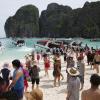 Touristen im Mai 2018 in der Maya Bay, die durch den Film "The Beach" bekannt geworden ist.