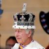 Die Krone sitzt: König Charles III. empfängt einen königlichen Salut von Mitgliedern des Militärs in den Gärten des Buckingham Place nach seiner Krönung.