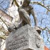 Das Kriegerdenkmal für die Opfer des Ersten Weltkriegs auf dem Frauenplatz in Günzburg vor der Frauenkirche.  	