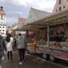 Auf dem Georgimarkt in Dillingen war am Sonntag einiges los. Zahlreiche Besucherinnen und Besucher stöberten durch die Stände, genossen die Sonne am Nachmittag oder die Fahrgeschäfte.
