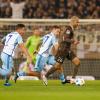 Elias Saad (r) vom FC St. Pauli empfängt im DFB-Pokal den FC Schalke 04. Wir haben alle Infos rund um die Übertragung der Partie. 