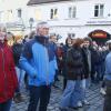 Phasenweise haben nach Schätzungen der Polizei am Samstagnachmittag bis zu 2200 Menschen auf dem Aichacher Stadtplatz für Demokratie und Freiheit demonstriert.