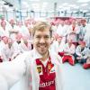 Sebastian Vettel schaute schon mal im Ferrari-Werk in Maranello vorbei und schoss ein Selfie. 