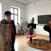 Drei Wochen lang ist die Ausstellung „Stadtluft befreit“ in der Archivgalerie zu sehen. Kurator und Künstler Petrus freut sich über viele Besucher.