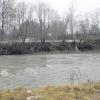 Im Bereich der Illerbrücke wird der Verlauf des Hochwasserdammes durch die Tafel oberhalb der schneebedeckten Fläche markiert. 