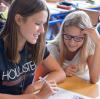 Der Prozentsatz der Schüler in Bayern, die ein Abitur ablegen, steigt seit einigen Jahren. Doch Lehrer kritisieren, dass gleichzeitig das Niveau an den Schulen sinke. (Symbolbild)
