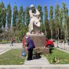 An der Statue "Mutter Heimat" wurde der sowjetischen Soldaten gedacht, die im Zweiten Weltkrieg starben.