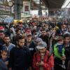 Flüchtlinge, die mit dem Zug angereist sind, werden am Hauptbahnhof in München von der Bundespolizei zur Weiterverteilung in verschiedene Erstaufnahmeeinrichtungen begleitet.