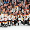 Deutsche Spieler posieren für ein Foto nach dem Gewinn der WM-Silbermedaille. Im November kehrt das Nationalteam beim Deutschland Cup in Landshut aufs Eis zurück.