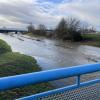 Die Flüsse im Landkreis Dillingen, hier der Pulverbach bei Höchstädt, sind nach dem Tauwetter und Regen der vergangenen Tage deutlich angeschwollen. 