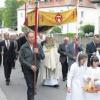 Viele Gläubige der Pfarrei Taiting/Bitzenhofen zogen bei der Prozession mit, unter ihnen Fahnenabordnungen, Kommunionkinder und Ministranten. 